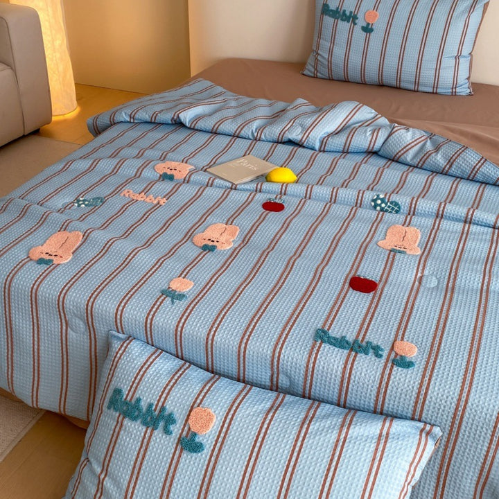 Waffle texture bedspread for children with embroidered animal and apple appliques