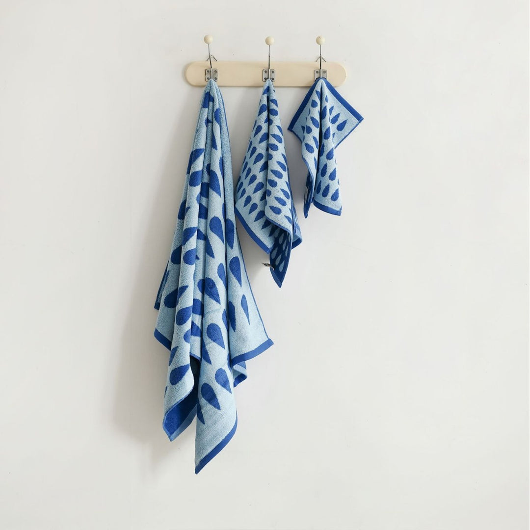 Jacquard guest towel made of cotton terry with playful bird and heart pattern