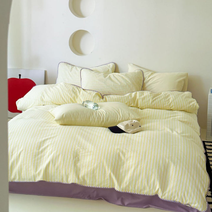 Striped bedding set made of cotton satin with ruffled edges and reversible function
