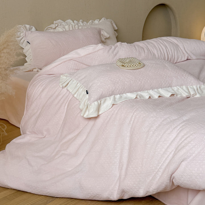 Bedding set with ruffle and fine quilted texture