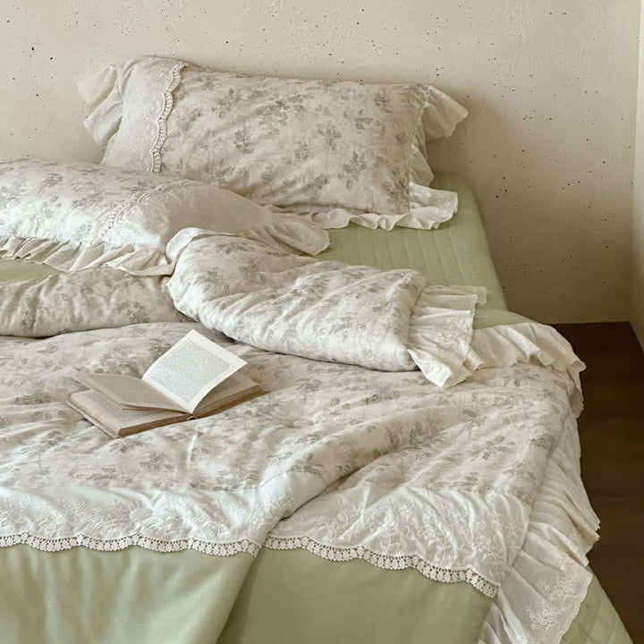 Romantic quilted bedspread and bedding set with ruffle and floral linen look