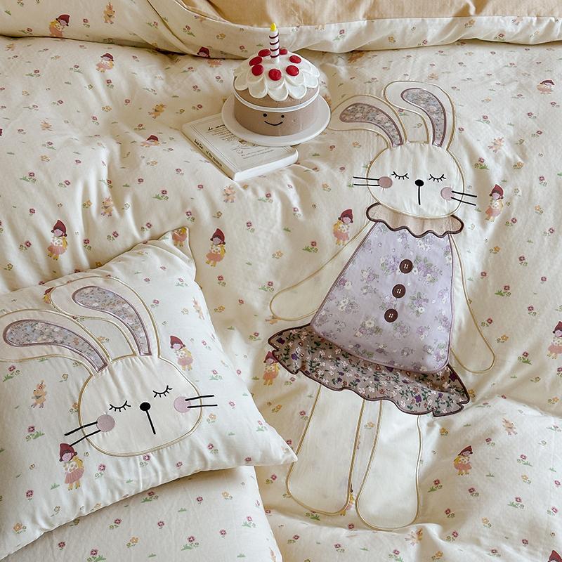 Bedding set with appliquéd doll motif and star pattern