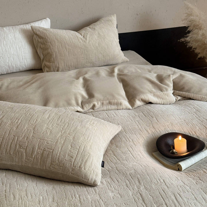 Bedding set with ruffle and fine quilted texture
