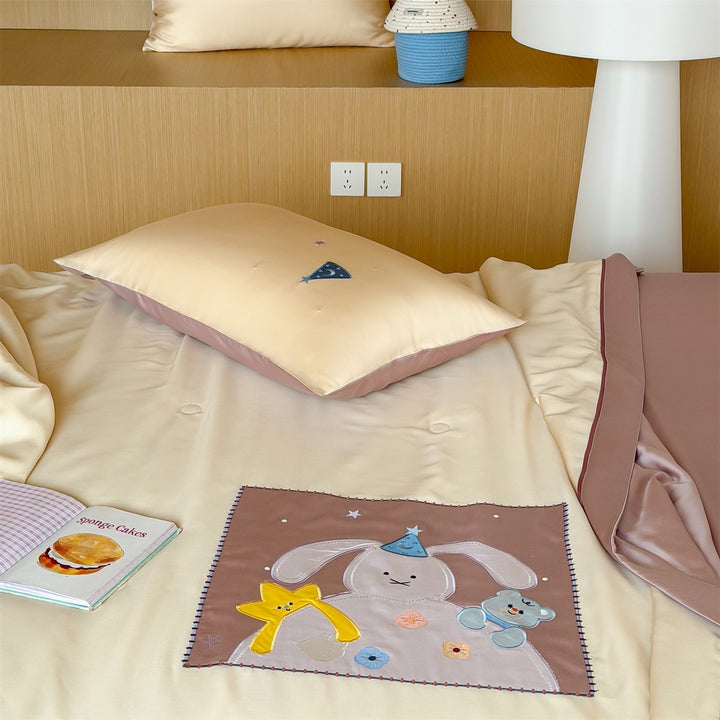 Children's bedding set with appliquéd animal figures, satin cover and quilted blanket