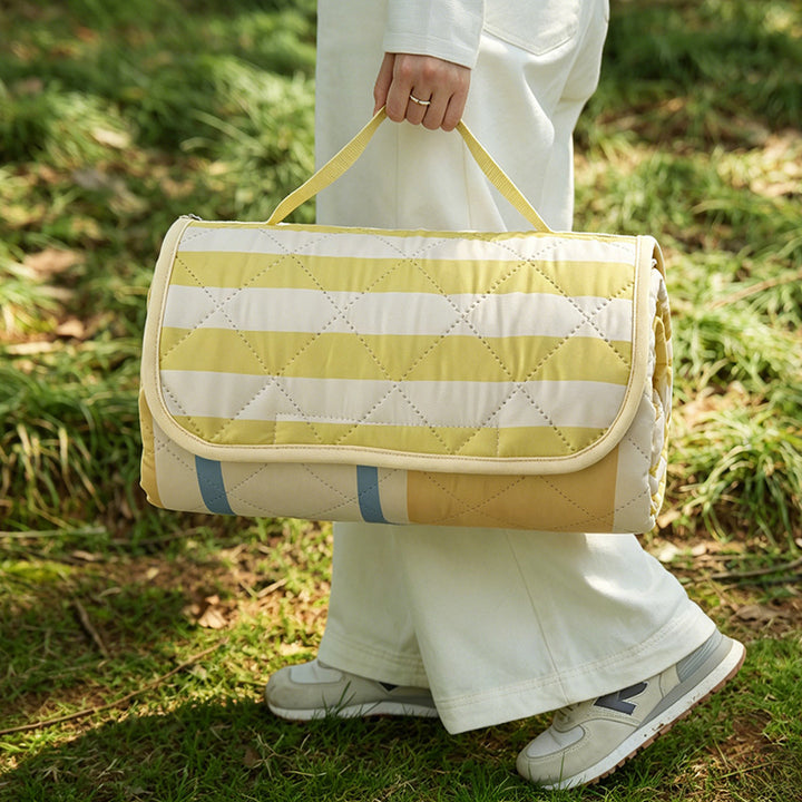 Insulated outdoor picnic blanket with quilting, water-repellent back and carry flap Stornfield