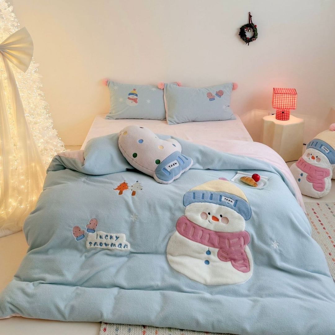Children's bedding set with quilted cuddly blanket, three-dimensional snowman appliqué and pompon pillow