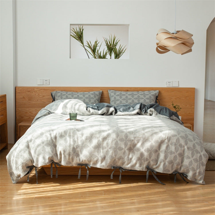 Reversible cotton percale duvet cover set with ties and geometric all-over print