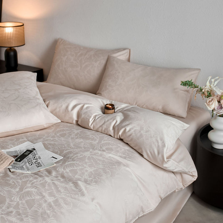 Fine cotton satin bedding set with tulip jacquard structure and hotel closure
