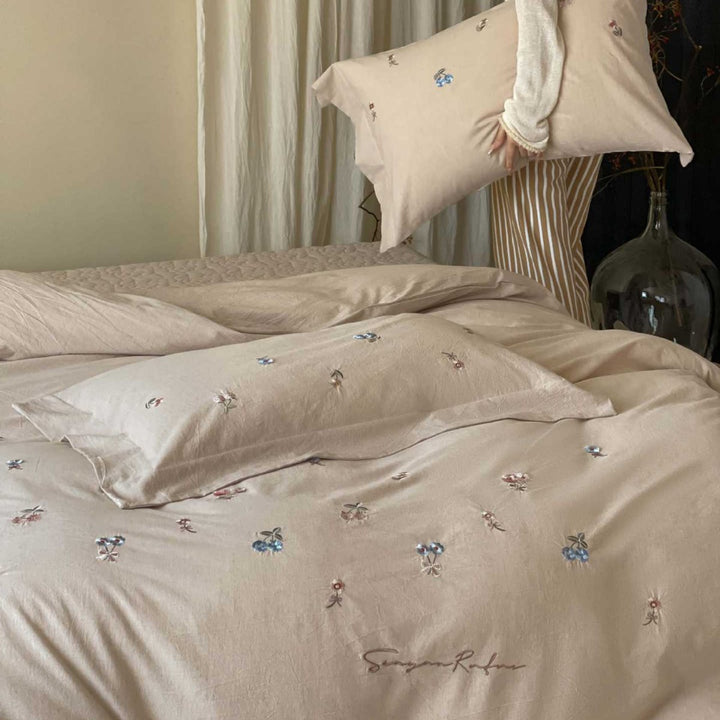 Bedding set made of soft cotton satin with delicate floral embroidery