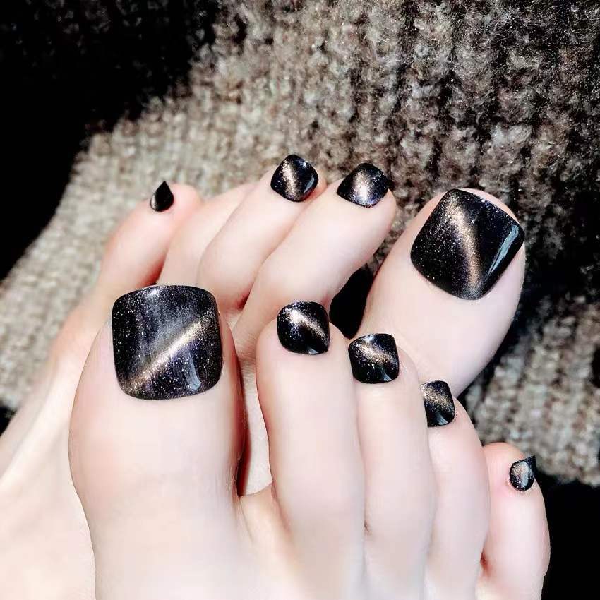 Artistic toenails in modern design Stornfield