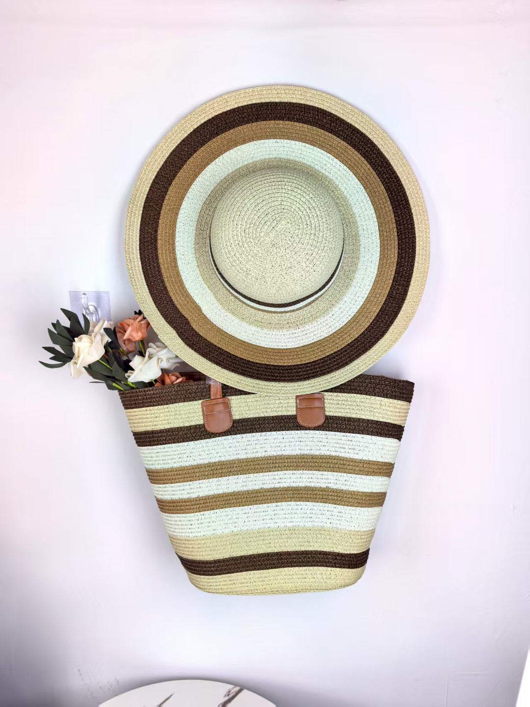 Summery beach bag and sun hat Stornfield