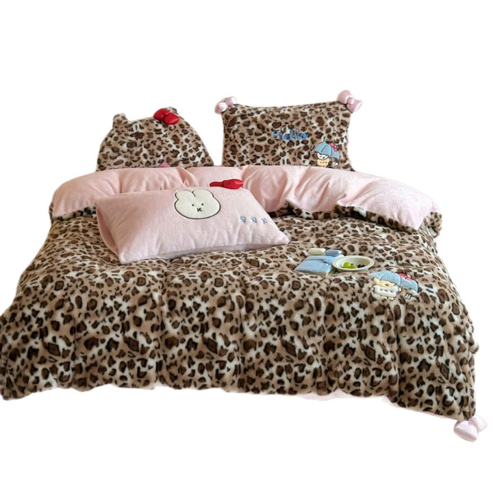 Reversible plush bedding set with leopard pattern and embroidered car appliqués