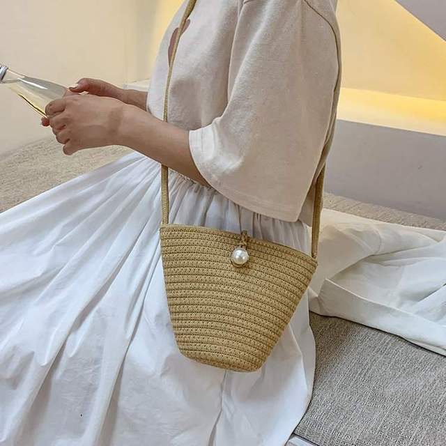 Elegant shoulder bag with pearl closure Stornfield