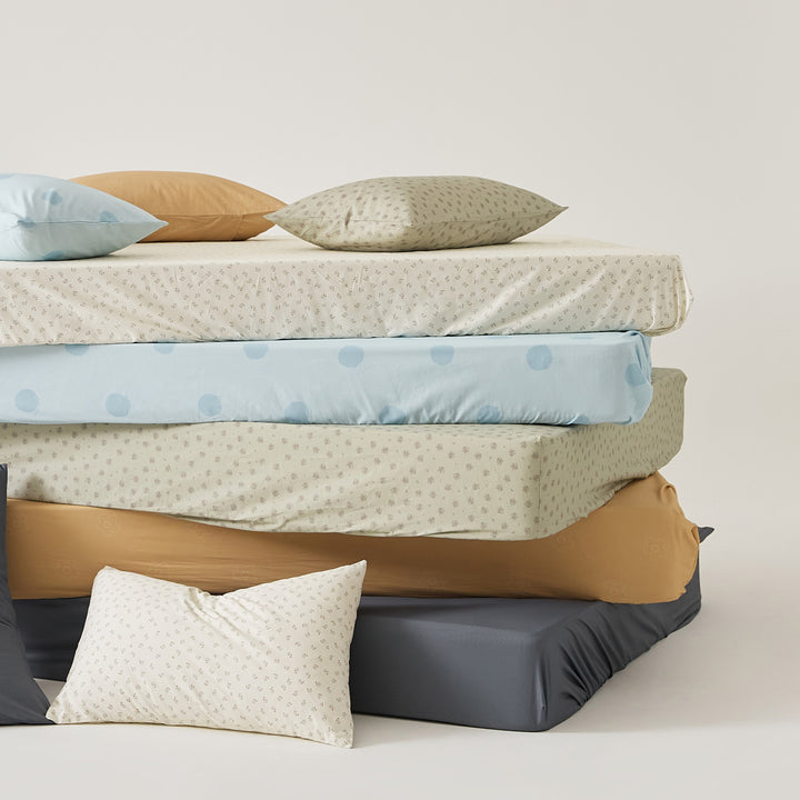 Fitted sheet with extra deep hem and elastic all-round cover