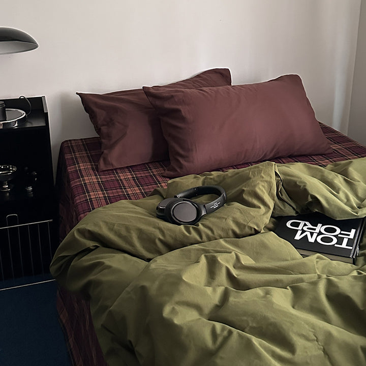 Checked bedding set made of linen-cotton mix with fitted sheet and pillowcases