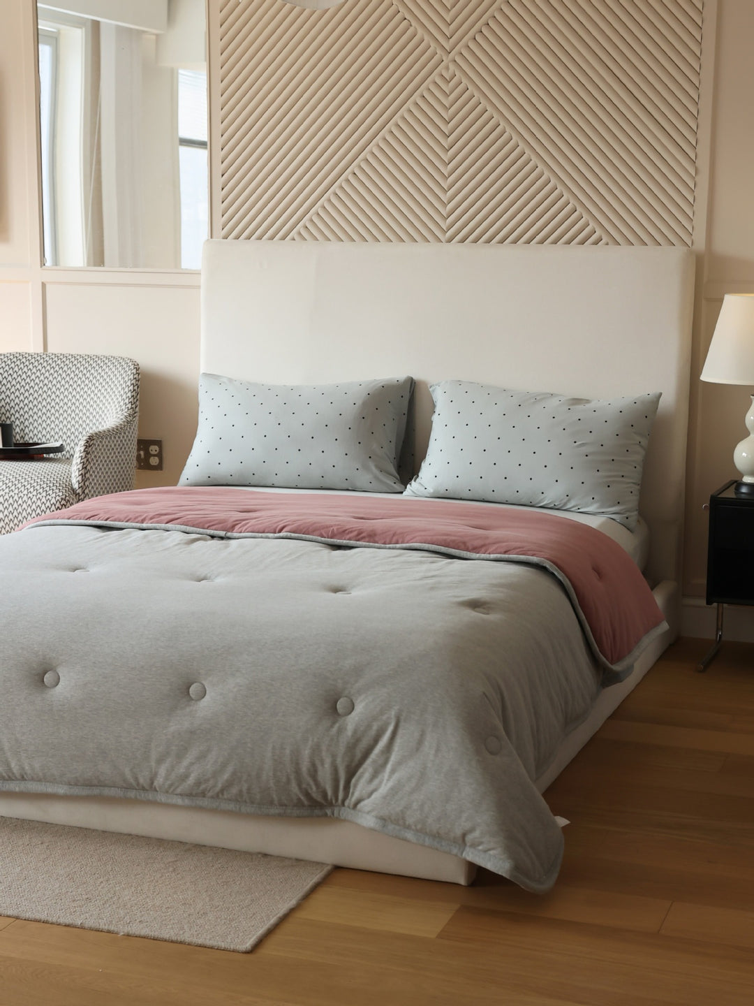 Ultralight climate-regulating quilted blanket with compact filling and cotton surface