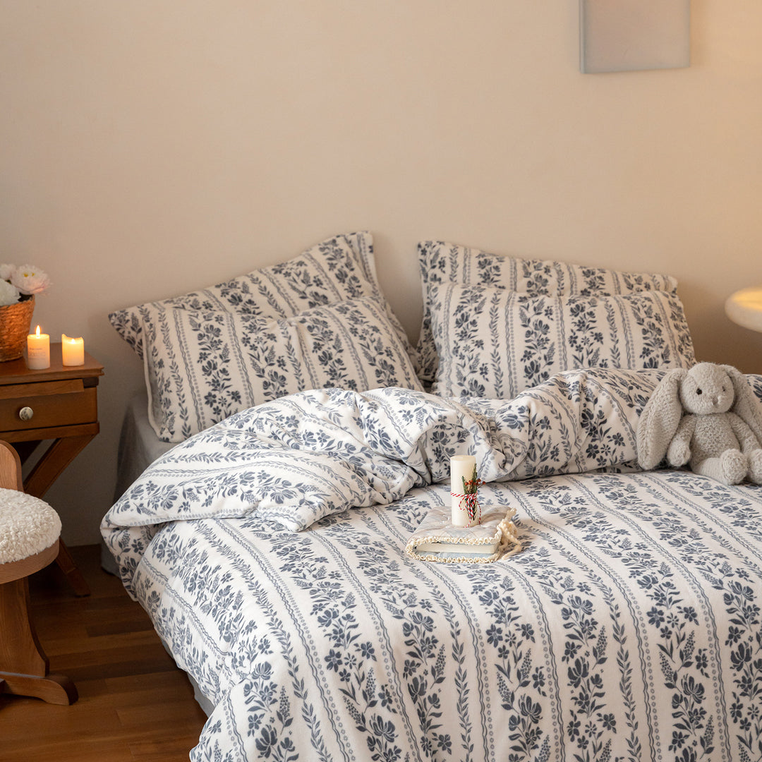 Soft flannel bedding set with checkered design and dog motifs