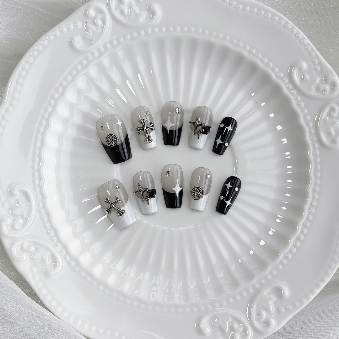 Artistic Themed Press-On Nail Set with Decorative Metallic Accents