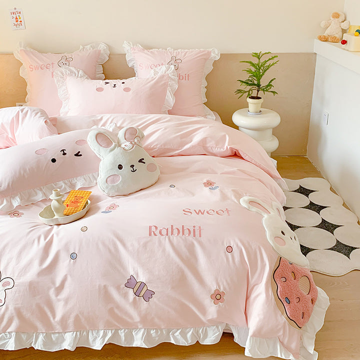 Children's bedding set with ruffles and appliquéd bunny motif