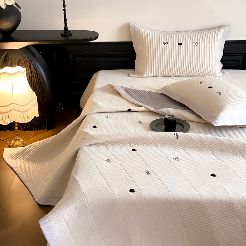 Quilted bedding set made of fine cotton blend with embroidered heart and bow motifs
