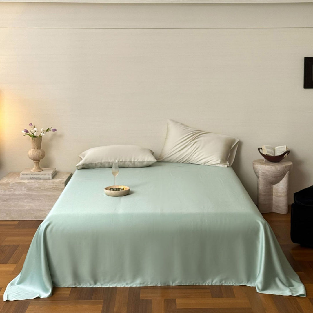 Luxurious satin bedding set with a silky-smooth surface, reversible function and hotel closure