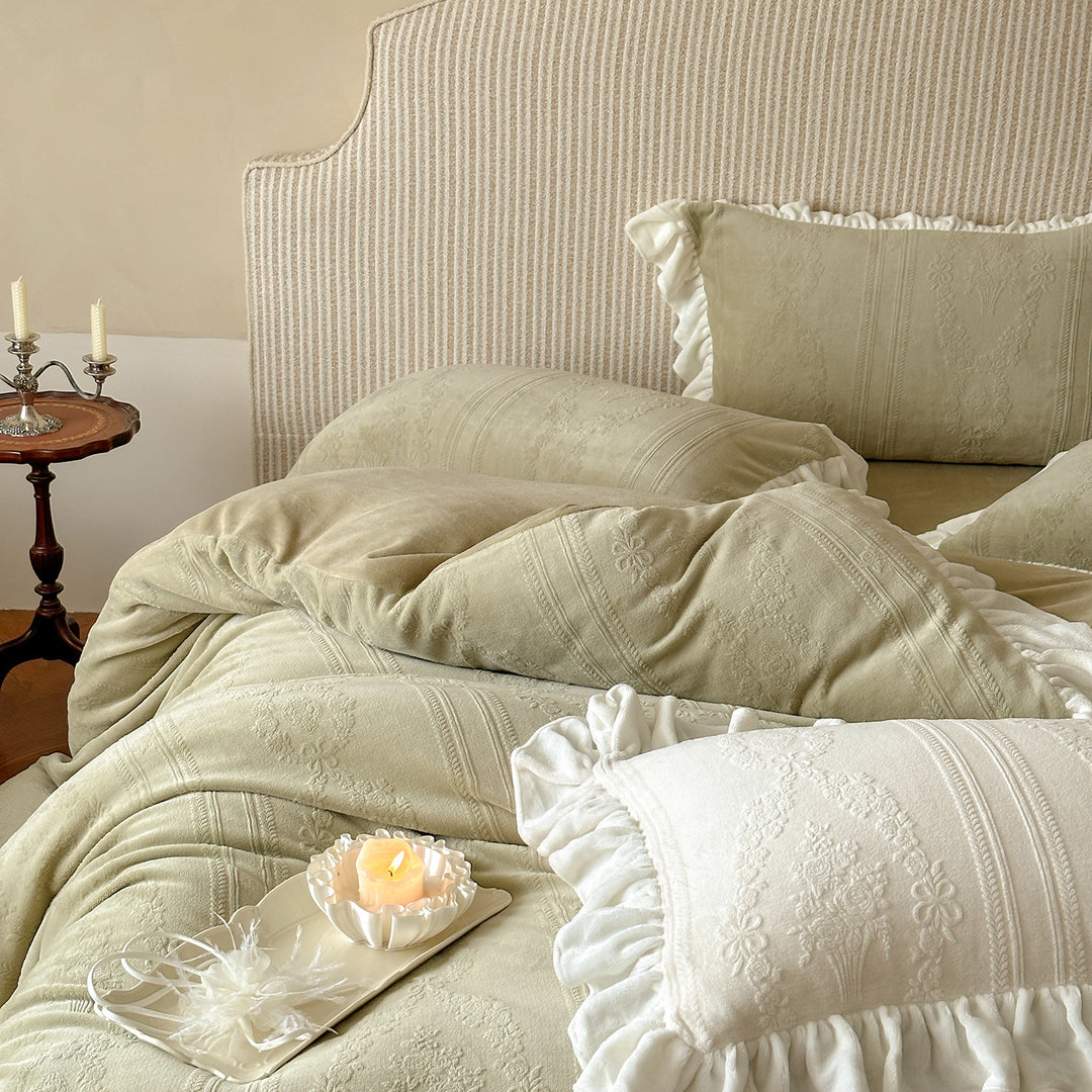 Romantic bedding set with ruffles and jacquard embossing