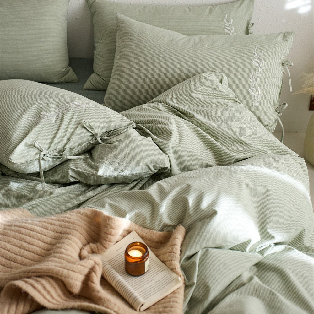 Cotton muslin bedding set with ties, soft muslin structure and breathable linen look