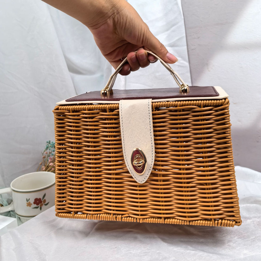 Ladies elegant woven handbag with wooden lid Stornfield