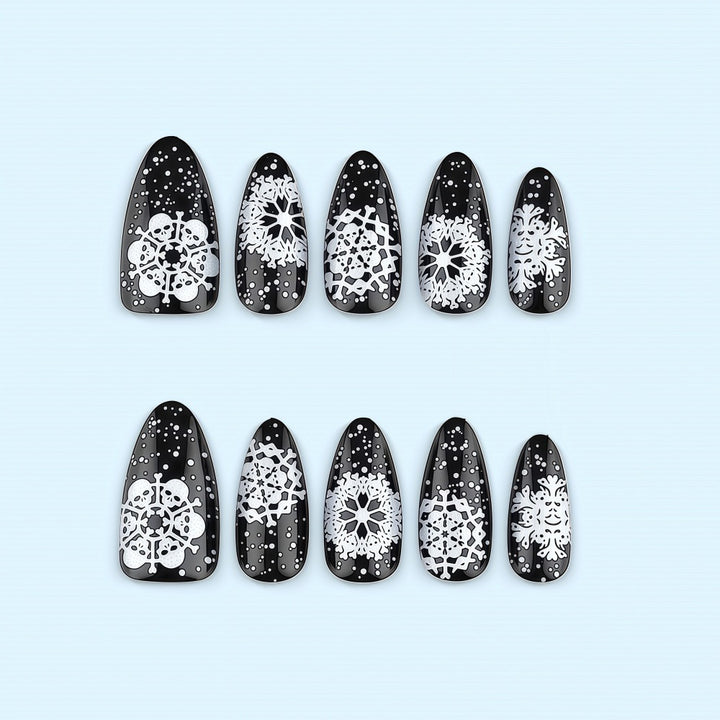 Artificial nails in a unique winter design with snow and reindeer motifs Stornfield