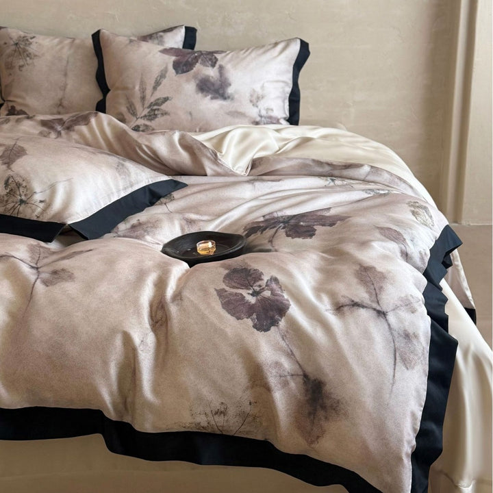 Bedding set made of fine cotton satin with a watercolor flower print and contrast piping