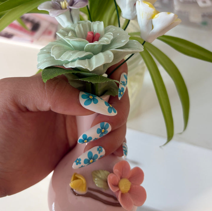 Artistic Almond-Shaped Press-On Nails Set with Metallic Accents Stornfield