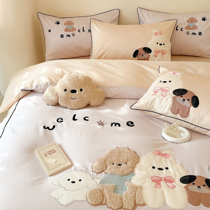 Child bedding set with appliquéd plush figures and contrasting piping made of satin cotton