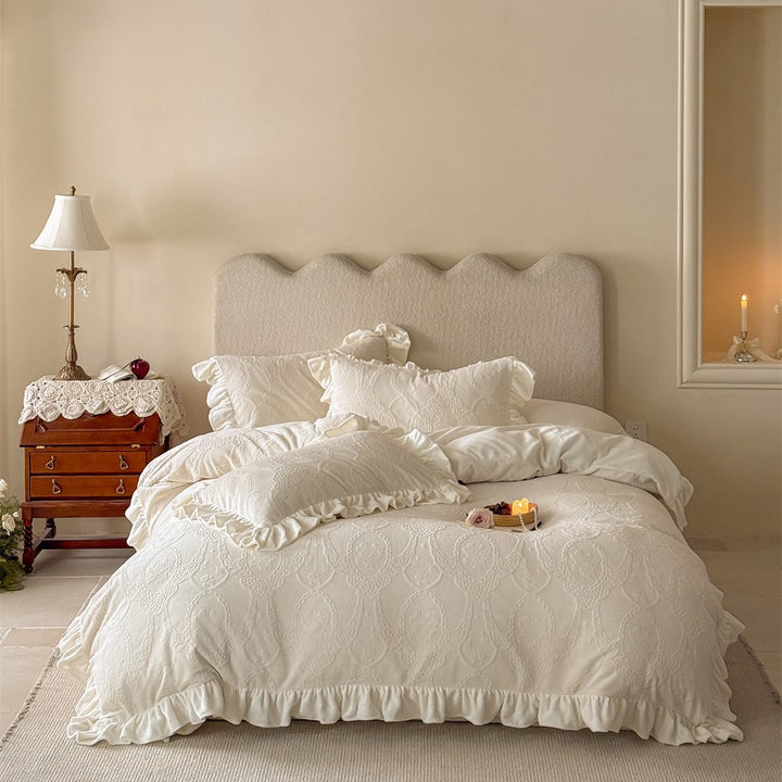 Bedding set made of cotton percale with embroidered relief and ruffled trim