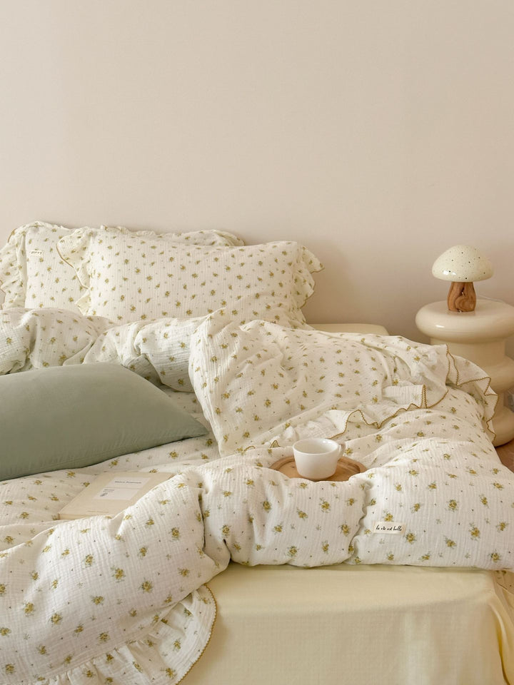 Bedding set made of cotton gauze with ruffled trim and fine bow print