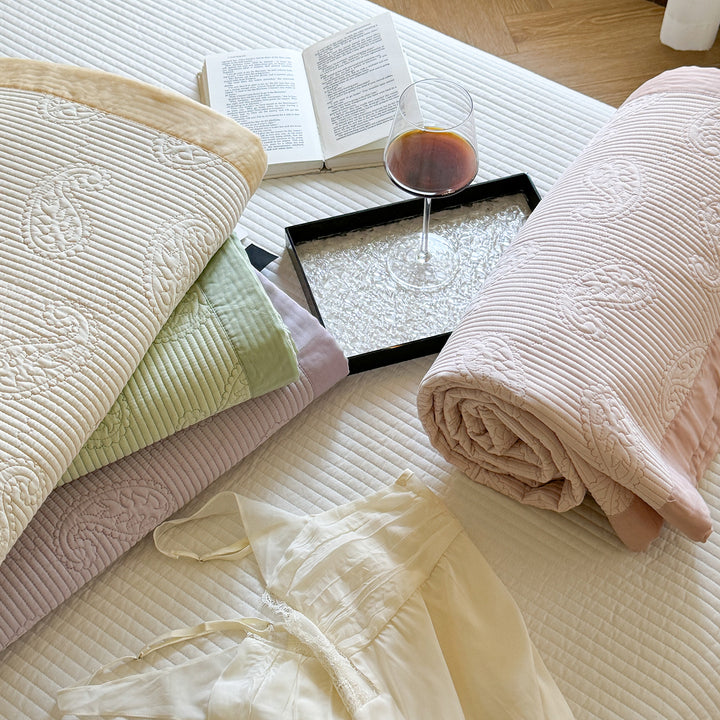 Quilted Paisley Matelassé Bedspread and Pillow Sham Set