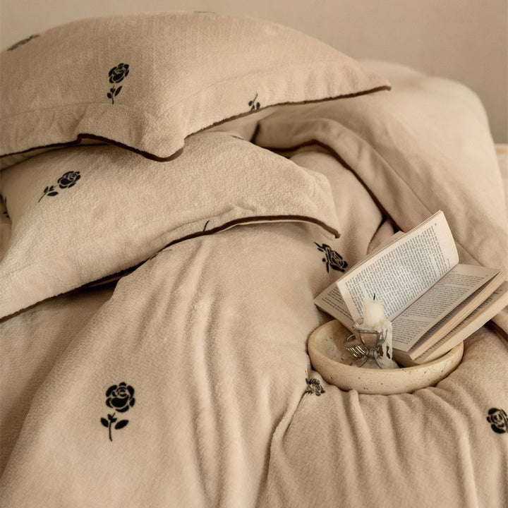 Microfleece bedding set with embroidered rose appliqués