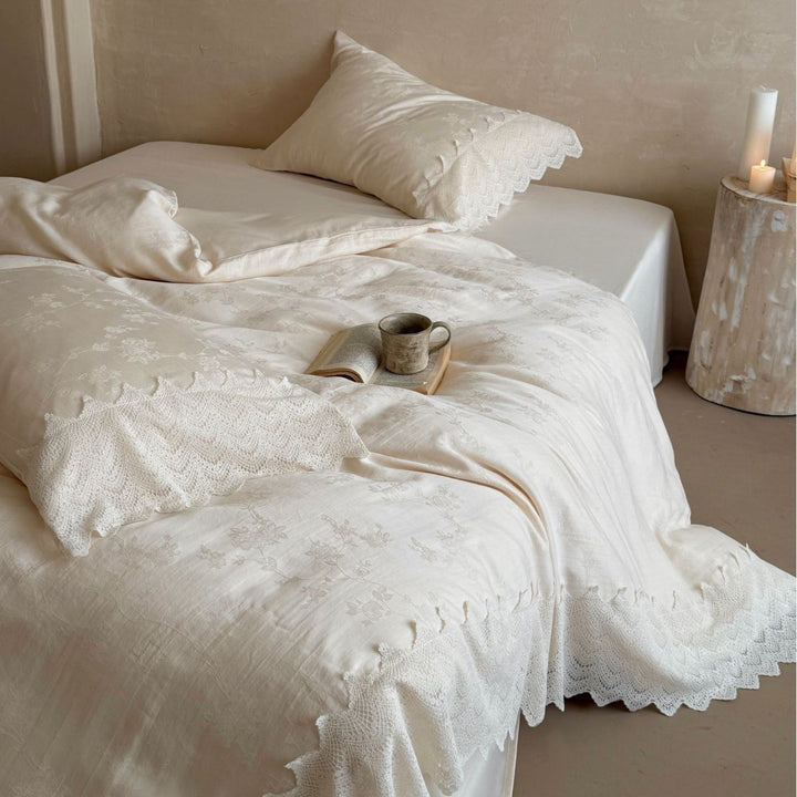 Bedding set made of linen-cotton mix with crocheted lace trim and fine floral jacquard texture