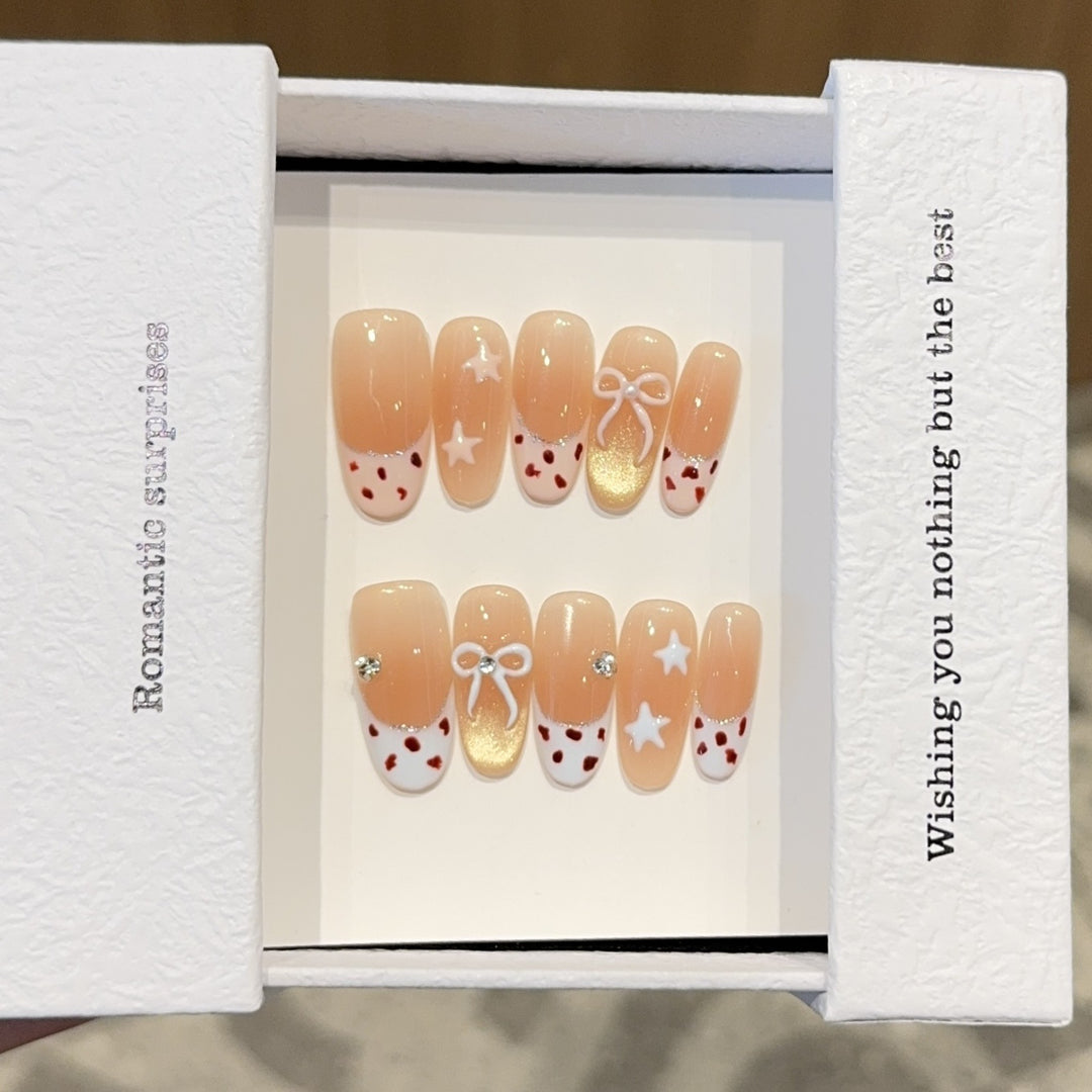 Artificial nails with decadent design and romantic accents Stornfield