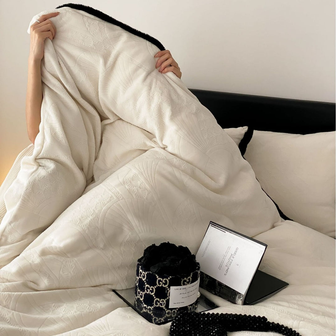 Quilt bedding set made of high-quality cotton satin with contrasting piping edge