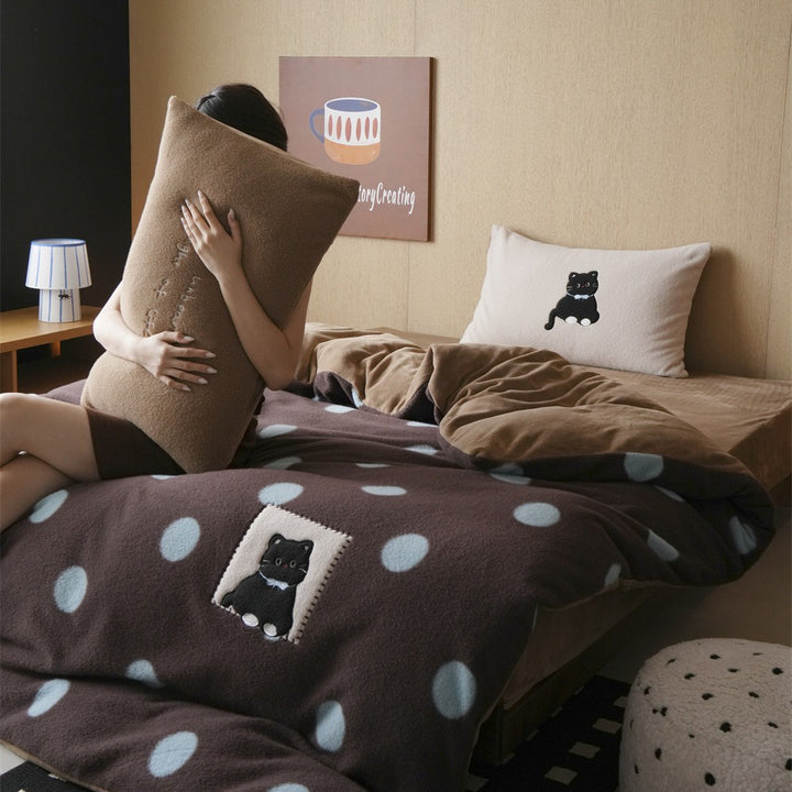 Fluffy reversible bedding set with polka dot design and plush applications