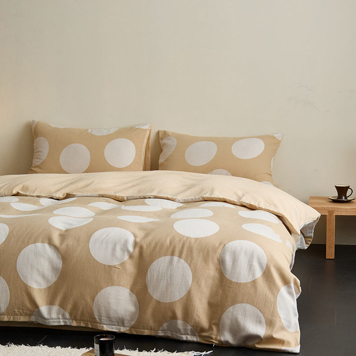 Modern bedding set made of cotton percale with organic stain pattern