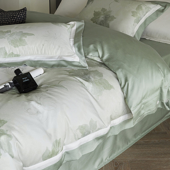 Bedding set made of cotton satin with large floral print and fine hem
