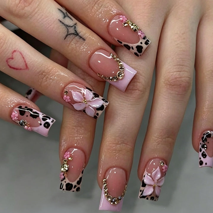 Artificial nail set with elegant flower and lace designs Stornfield