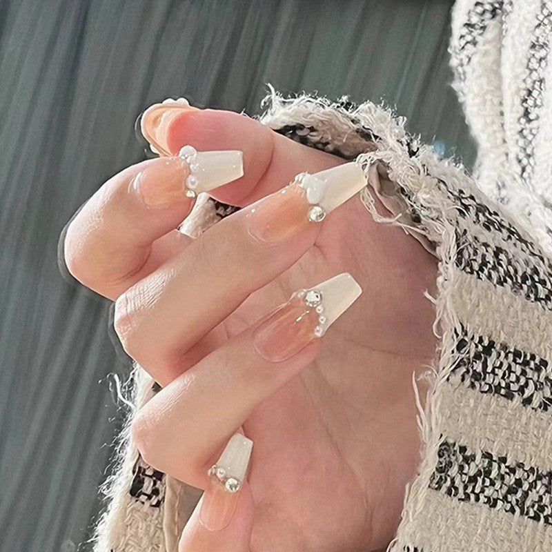 Artificial nails with glamorous pearl details Stornfield