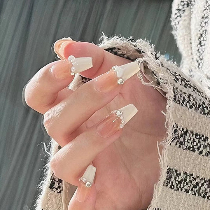 Artificial nails with glamorous pearl details Stornfield