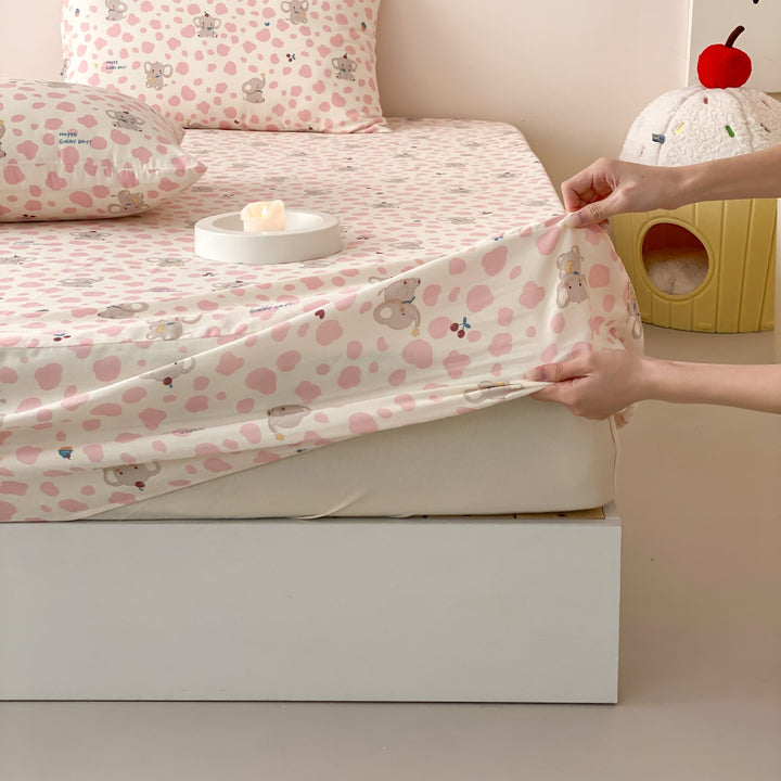 Children's fitted sheet with elastic all-around hem and cute dog print