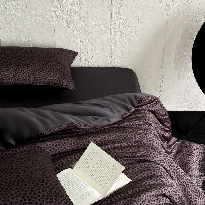 Reversible satin duvet cover set with fine leopard pattern and silky feel