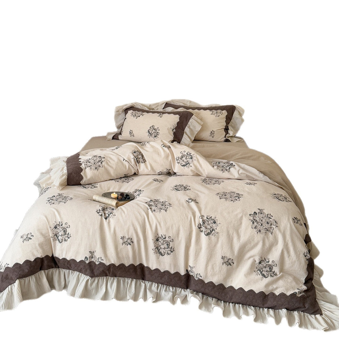 Cotton-linen bedding set with vintage floral print, ruffles and fringes