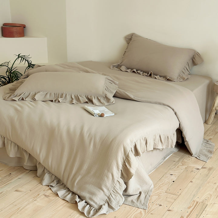 Bedding set with ruffles in lightweight cotton muslin quality