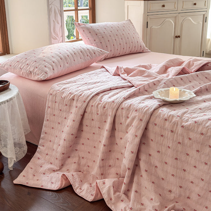 Quilt set in quilted cotton muslin with reversible function, delicate floral print and matching fitted sheet